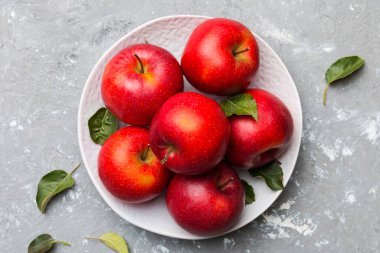 Renkli arka planda bir sürü kırmızı elma, üst manzara. Görüş üzerinde taze elma ile sonbahar deseni