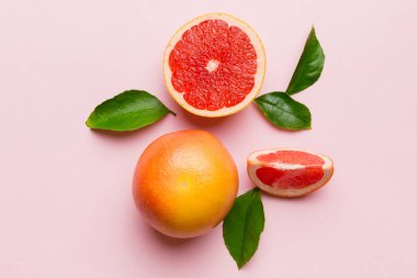 Renkli arka planda sulu greyfurt dilimli taze meyve greyfurdu. Üst Manzara. Uzayı kopyala yaratıcı yaz konsepti. Minimum düzlükte turunçgillerin yarısı kopyalama alanı ile yatar.