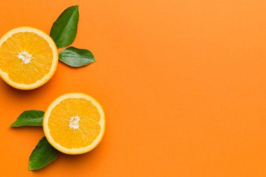 Renkli arka planda taze meyve portakalı dilimleri. Üst Manzara. Uzayı kopyala yaratıcı yaz konsepti. Minimum düzlükte turunçgillerin yarısı kopyalama alanı ile yatar.