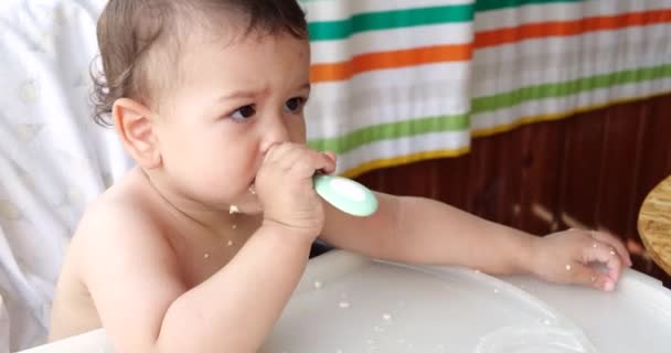 Retrato Uma Criança Que Come Comida Bebê Com Sua Colher — Vídeo de Stock