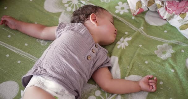 Sevimli Küçük Çocuk Tatlı Tatlı Uyuyor Yatak Odasında Uyurken Renkli — Stok video