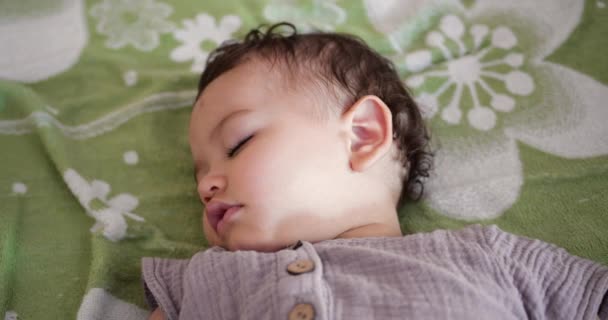 可爱的小男孩睡在婴儿床里 睡觉时在卧室里看到五彩斑斓的梦 — 图库视频影像