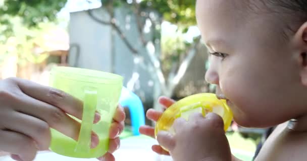 차가운 의자에 아이의 어린이는 케피르 유제품을 마신다 어린이를 정확하고 자연적 — 비디오