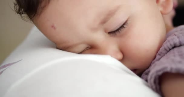 Küçük Bir Bebek Babasının Kollarında Uyuyakaldı Babam Evde Uyumak Için — Stok video