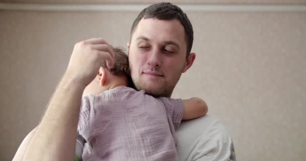 아버지 품에서 가잠들었다 아빠가 아기를 흔들어서 집에서 클로즈업 — 비디오