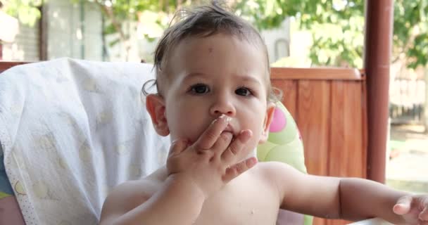 Portrait Enfant Qui Mange Nourriture Pour Bébé Avec Cuillère Mère — Video