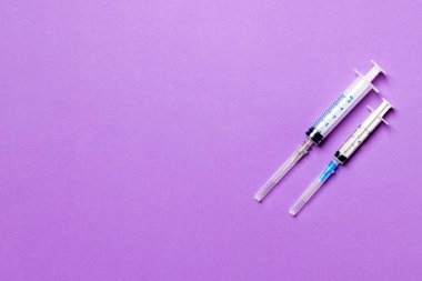 Renkli arka planda enjeksiyon için farklı şırıngaların üst görünümü. Kopya alanı ile tıbbi ekipman kavramı.