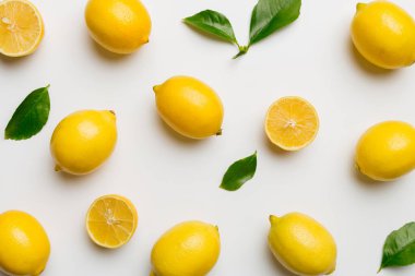 Renkli arka plan olarak pek çok taze limon, üst manzara. Limon ve limon dilimlerinin zarif arka planı Üst görünüm düz yatıyordu.