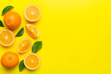 Renkli arka planda taze meyve portakalı dilimleri. Üst Manzara. Uzayı kopyala yaratıcı yaz konsepti. Minimum düzlükte turunçgillerin yarısı kopyalama alanı ile yatar.