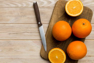 Masada taze olgun portakallar var. Üst Görünüm Düz.