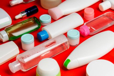 Plastik gövde bakımı şişesi düz kompozisyonu ve renkli arka plan boşluğuna kozmetik ürünler dizayn edilmişti. Beyaz Kozmetik kapları kümesi, kopya alanı ile üst görünüm.