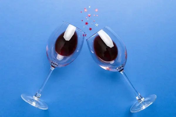 ワインの試飲で赤ワインの多くのグラス 色の背景に赤ワインの概念 トップビュー フラットレイデザイン — ストック写真