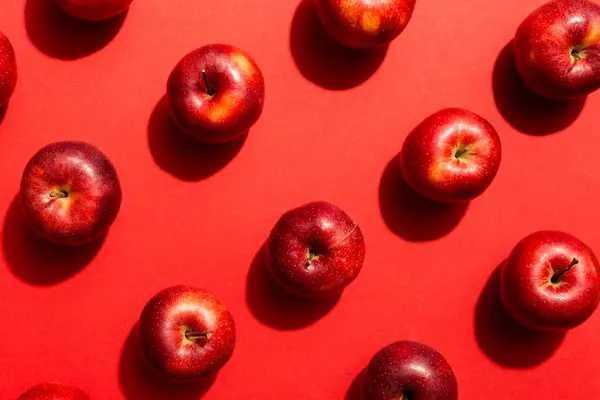 Wiele Czerwonych Jabłek Kolorowym Tle Widok Góry Jesienny Wzór Świeżym — Zdjęcie stockowe