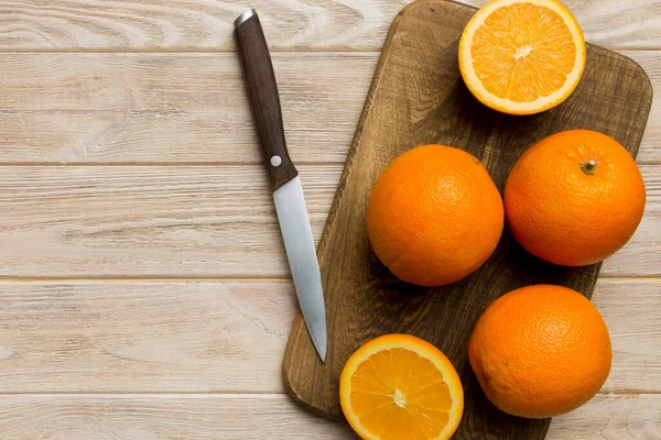 Masada taze olgun portakallar var. Üst Görünüm Düz.