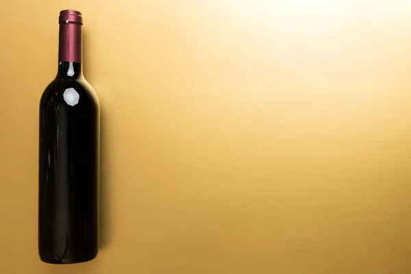 Een Fles Rode Wijn Gekleurde Tafel Vlakke Lay Bovenaanzicht Kopieerruimte — Stockfoto
