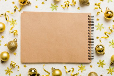 Noel boş tebrik kartı sahnesi. Noel oyuncağı ve kağıt kart notundan yapılmış yaratıcı bir düzen. Düz yatıyordu. Doğa Yeni Yıl Konsepti.