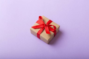 Paketlenmiş Noel ya da renkli kurdeleli el yapımı el yapımı diğer Noel hediyeleri. Hediye kutusu, hediye süslemesi, kopya alanı ile üst görünüm.