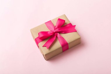 Paketlenmiş Noel ya da renkli kurdeleli el yapımı el yapımı diğer Noel hediyeleri. Hediye kutusu, hediye süslemesi, kopya alanı ile üst görünüm.