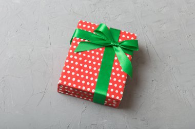 Paketlenmiş Noel ya da renkli kurdeleli kağıda sarılmış el yapımı diğer tatil hediyeleri. Hediye kutusu, hediye süslemesi, kopya alanı ile üst görünüm.