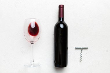 Tirbuşonlu düz kompozisyon, bir şişe şarap ve renkli masada zarif bir cam. Düz konum, üst görünüm kopyalama alanı.