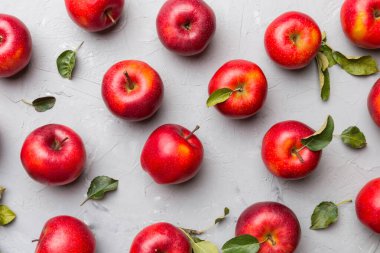 Renkli arka planda bir sürü kırmızı elma, üst manzara. Görüş üzerinde taze elma ile sonbahar deseni.