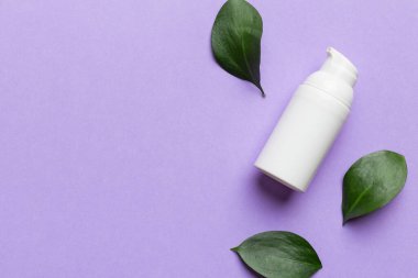 Renkli yeşil yapraklı organik kozmetik ürünler. Uzayı kopyala, düz yat.