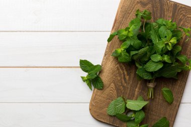 Kesme masasında taze nane şekeri, üst manzara. Metin için Düz Alan.