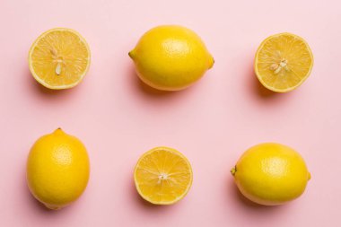 Renkli arka plan olarak pek çok taze limon, üst manzara. Limon ve limon dilimlerinin zarif arka planı Üst görünüm düz yatıyordu.