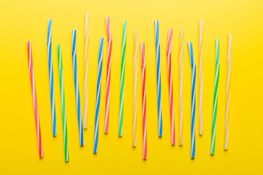 Renkli arka plan, üst görünüm kokteyl için çok renkli plastik tüpler.