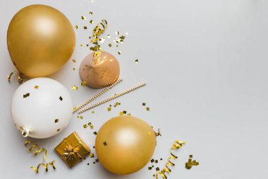 Renkli balon, hediye ve konfeti ile tatil geçmişi. Düz yatış stili. Kopya alanı olan doğum günü veya parti tebrik kartı.