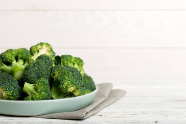 Brokoli taze yeşil brokoliyi renkli arka planda kasede. Kapatın. Taze sebze..