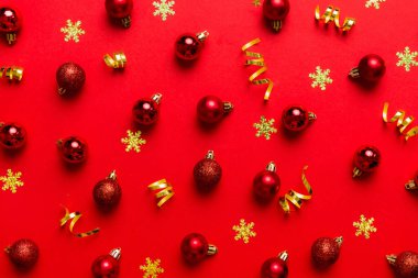 Christmas composition. a pattern of christmas balls on colored background. Flat lay, top view New year decor.