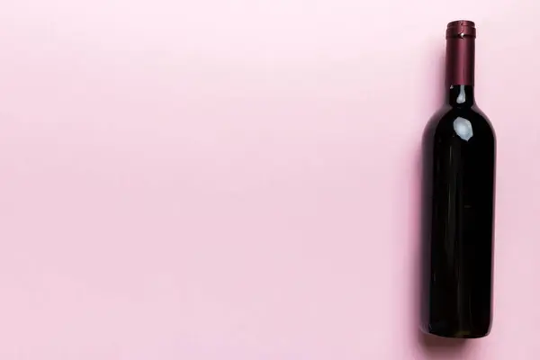 Una Botella Vino Tinto Mesa Colores Colocación Plana Vista Superior — Foto de Stock