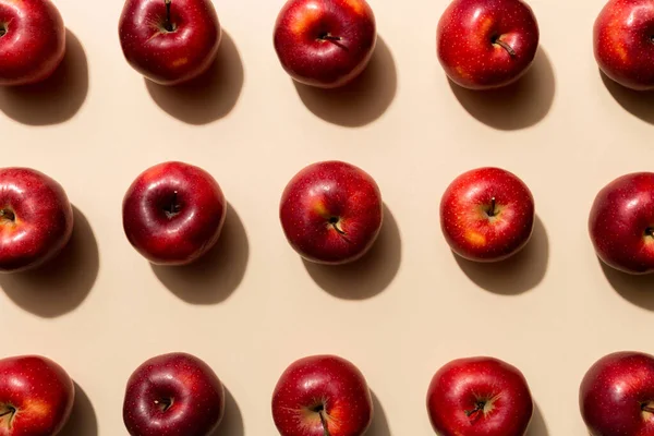 色付きの背景に多くの赤いリンゴ トップビュー 上から見たりんごの秋の模様 — ストック写真