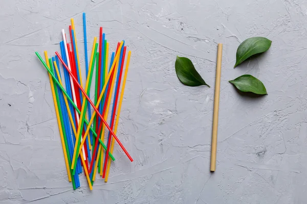 Eco friendly alternative to plastic drink cans. Choice between plastic vs bamboo. Top view Aluminum and Plastic Drinking Straw.