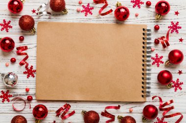 Noel boş tebrik kartı sahnesi. Noel oyuncağı ve kağıt kart notundan yapılmış yaratıcı bir düzen. Düz yatıyordu. Doğa Yeni Yıl Konsepti.