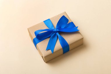 Paketlenmiş Noel ya da renkli kurdeleli el yapımı el yapımı diğer Noel hediyeleri. Hediye kutusu, hediye süslemesi, kopya alanı ile üst görünüm.