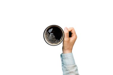 Renkli arka planda bir fincan kahve tutan minimalist stil bir kadın. Düz yerde, kapuçino bardağının üstünde. Metin için boş yer, kopyalama alanı. Kahve bağımlılığı. Üst manzara, düz uzanma.