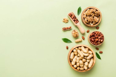 Ceviz çekirdeği yarım, ahşap bir kasede. Yakın plan, yukarıdan, renkli arkaplanda. Sağlıklı beslenme kavramı. Kopyalama alanı olan süper gıdalar.