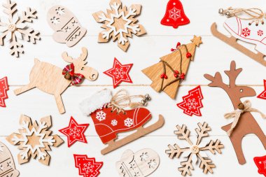 Ahşap arka planda Noel oyuncaklarının en üst görüntüsü. Yeni yıl süsü. Tatil kavramı.