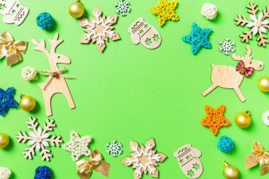 Yeşil arka plan manzarası, yeni yıl oyuncakları ve dekorasyonları. Kopya alanı ile Noel zamanı kavramı.