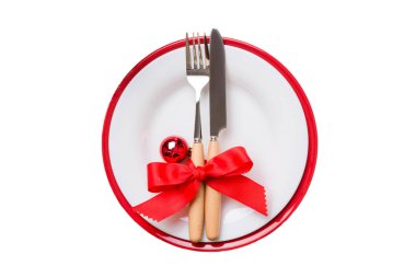 Dekor, çatal ve kaşıkla izole edilmiş Noel tabağı. Yeni yıl tatili geçmişi. Üst görünüm.