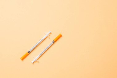 Ensülin şırıngalarının üst görüntüsü renkli arkaplanda enjeksiyon için hazır. Fotokopi alanı olan diyabetik kavram.