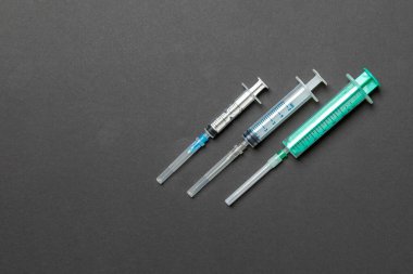 Renkli arka planda tıbbi şırıngaların üst görüntüsü. Fotokopi alanı ile sağlık hizmeti kavramı.