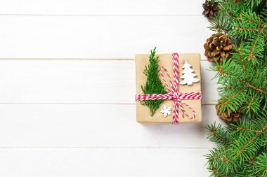 Noel hediye kutusu ile şerit rustik arka plan üzerinde şerit yay ile geri dönüşümlü kağıt sarılı. Tatil kavramı.