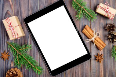 Dijital tablet kadar app tanıtımı için rustik Noel ahşap arka plan süslemeleri ile alay. kopya alanı ile üstten görünüm.