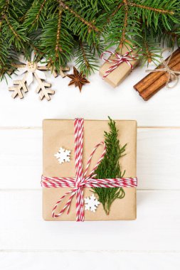 Noel köknar ağacı ve hediye kutusu ahşap masa üzerinde arka plan. Tasarımınız için kopya alanı ile üstten görünüm.