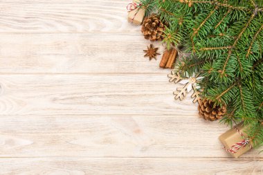 Noel köknar ağacı ve hediye kutusu ahşap masa üzerinde arka plan. Tasarımınız için kopya alanı ile üstten görünüm.