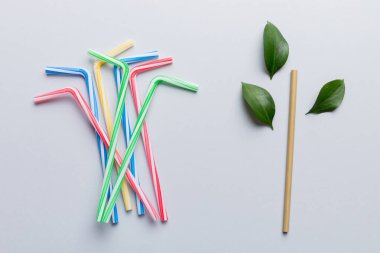 Plastik içecek kutularına alternatif çevre dostu. Plastik bambuya karşı seçimi. Üst Görünüm Alüminyum ve Plastik İçme Çubuğu.