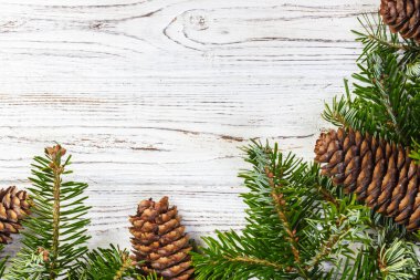 Noel arka plan. Köknar ağacı dalı çam kozalakları tahta masada. Metin için düz yatıyordu, yer.